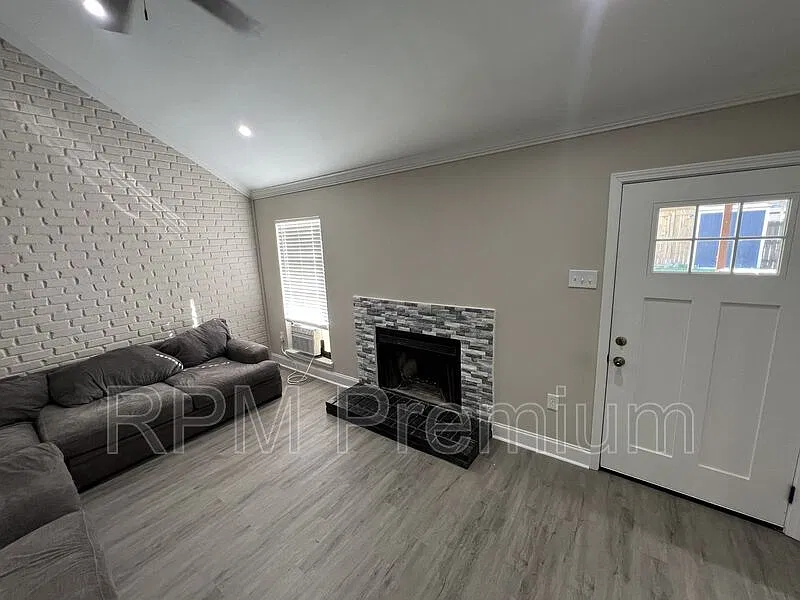 2 bed, 2.0 bath, 1370 sqft, $1,650 — Photo 2