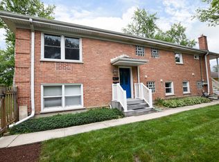 16W779 56th Pl #1, Clarendon Hills, IL 60514