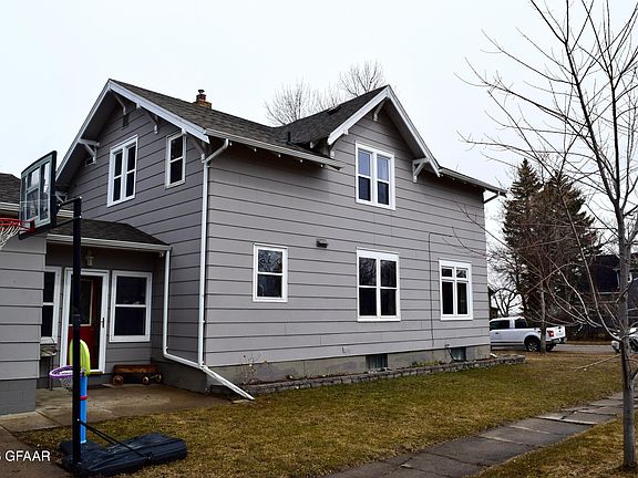 3rd image of 903 6th Ave NE