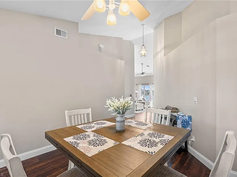 541 Windsor Sq — Photo 9