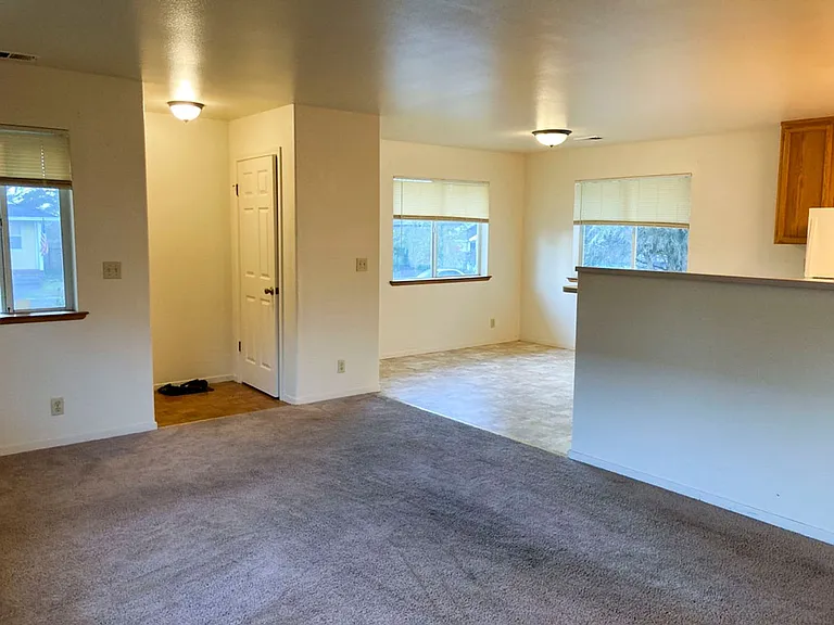 2025 Thiel Ave — Photo 4