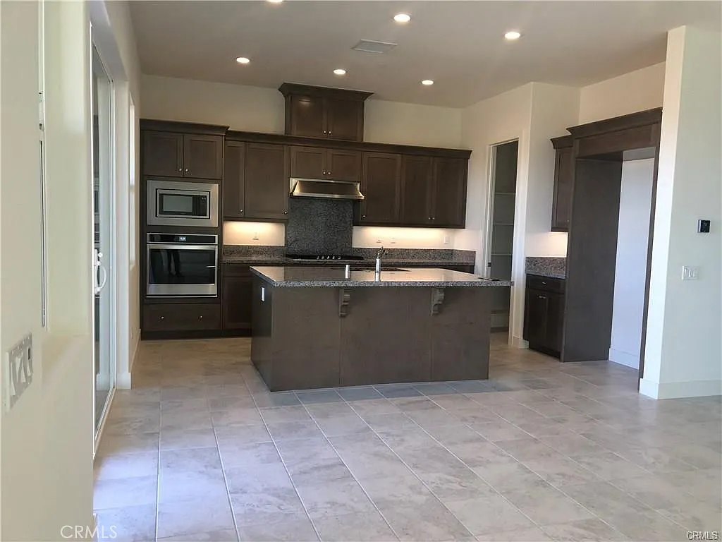 5 bed, 3371 sqft, $5,300 — Photo 4