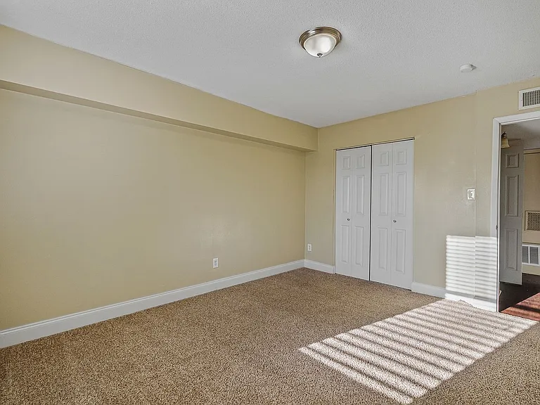 5th Avenue Apartments — Photo 32