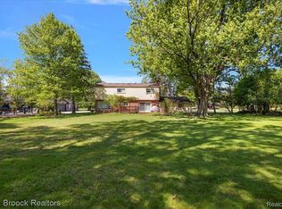 6609 E Knollwood Cir, West Bloomfield, MI 48322