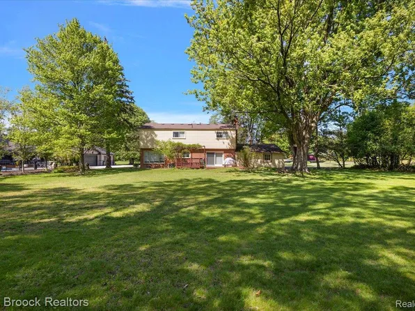 6609 E Knollwood Cir, West Bloomfield, MI 48322
