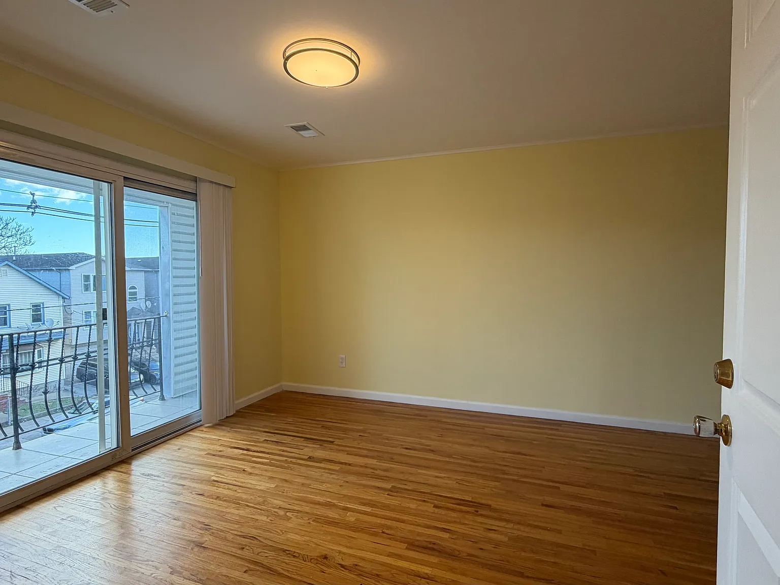 3 bed, 1200 sqft, $2,700 — Photo 2