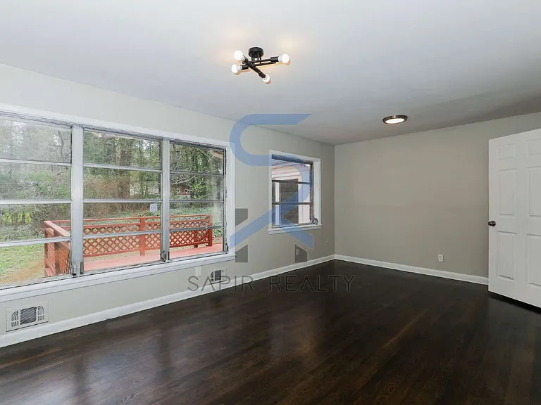 639 Skipper Dr NW — Photo 2