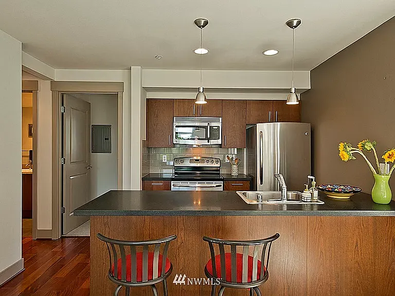 4547 8th Ave NE #405 — Photo 2