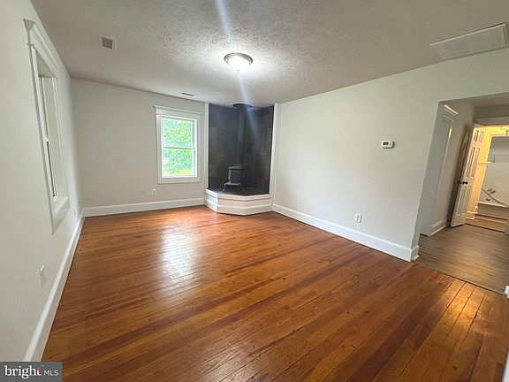 4th image of 18163 Monrovia Rd