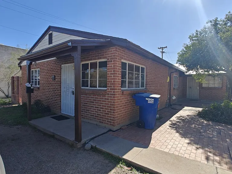 2260 E Spring St — Photo 3