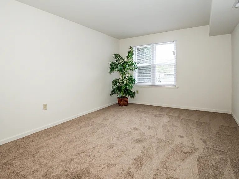 Robin Hill Apartments — Photo 7