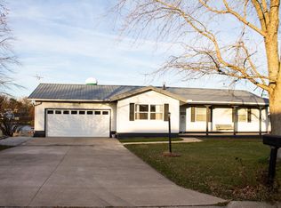 214 Dennis Dr, Eureka, IL
