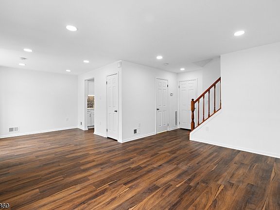 4th image of 4 Boston Ct