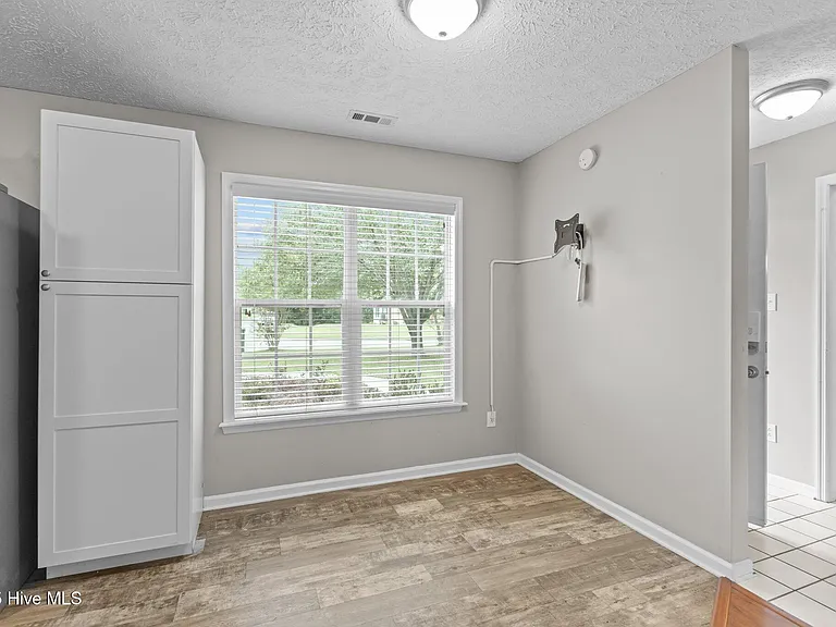 300 Foxhall Rd — Photo 37