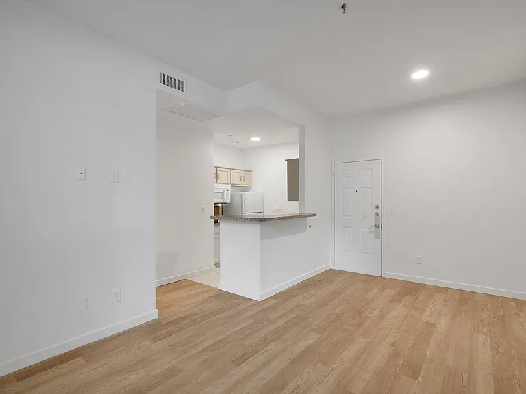 AVIA Apartments On Alpha — Photo 31