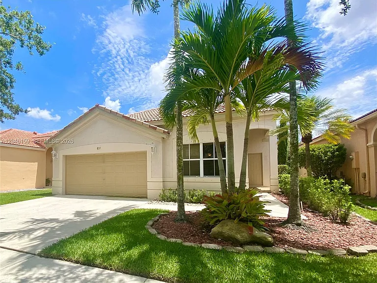837 Tanglewood Cir — Photo 1