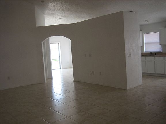 3rd image of 921 Woodsong Way