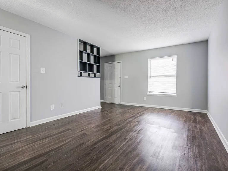 Country Club Apartments — Photo 7
