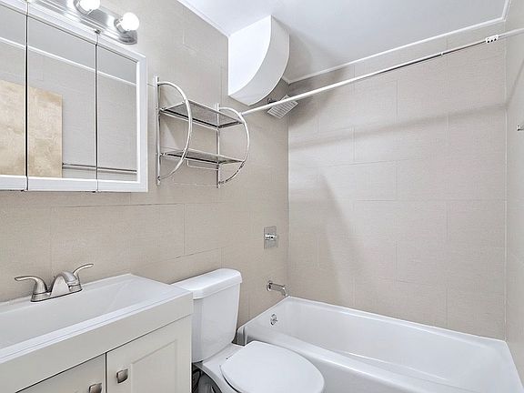4th image of 361 W 20th St