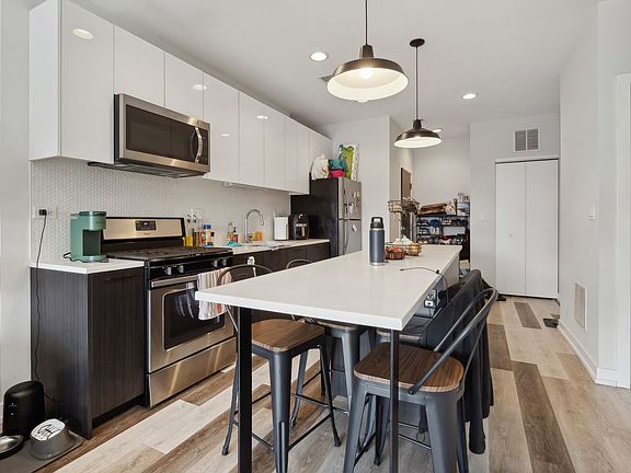 3rd image of 713 N Milwaukee Ave #302