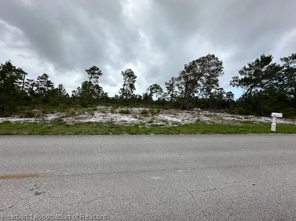 823 Lincoln Rd NE, Lake Placid, FL 33852