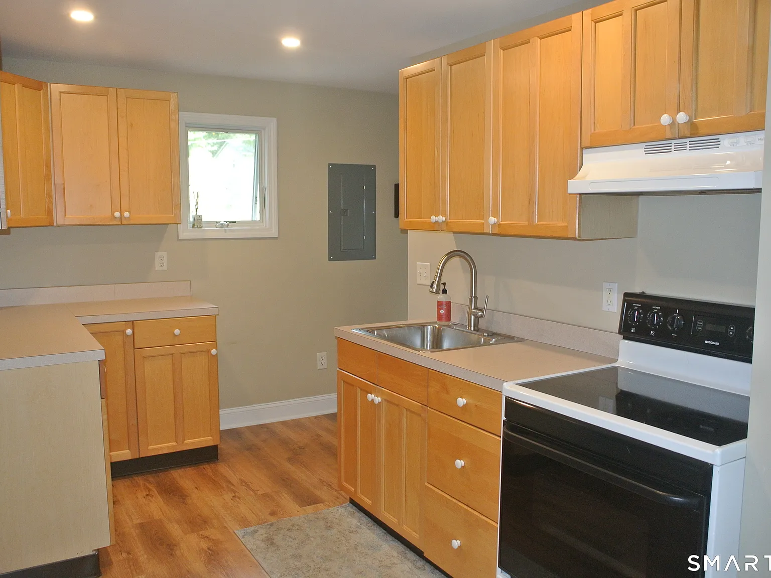 3 bed, 2.0 bath, 1003 sqft, $2,700 — Photo 2