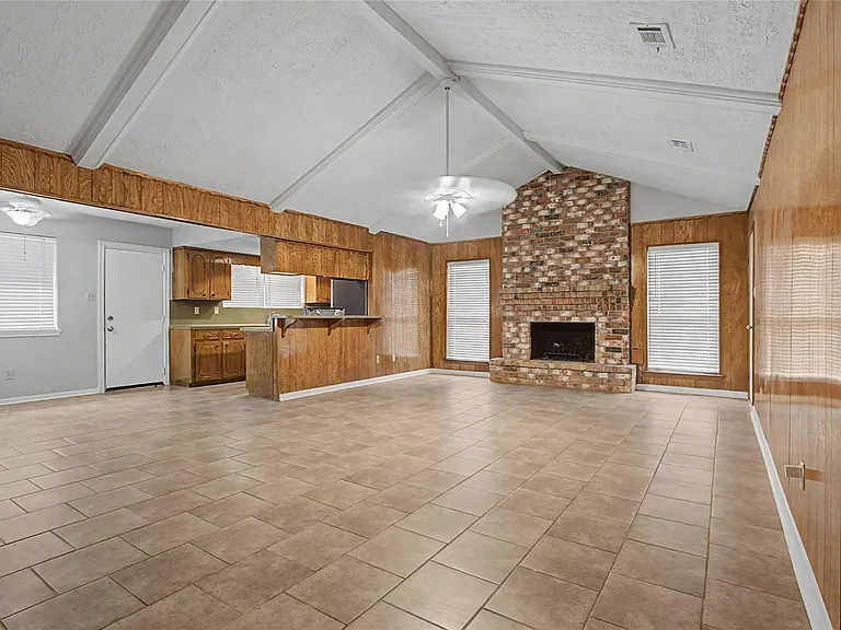 3519 Saratoga Dr — Photo 2
