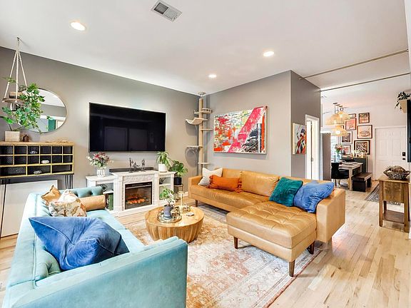 3rd image of 3000 N Hoyne Ave #2