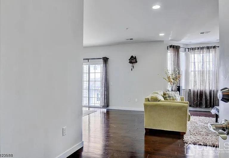 331 Pond Ln — Photo 3