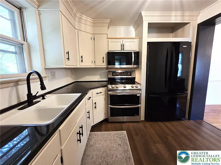 735 W Broad St — Photo 3