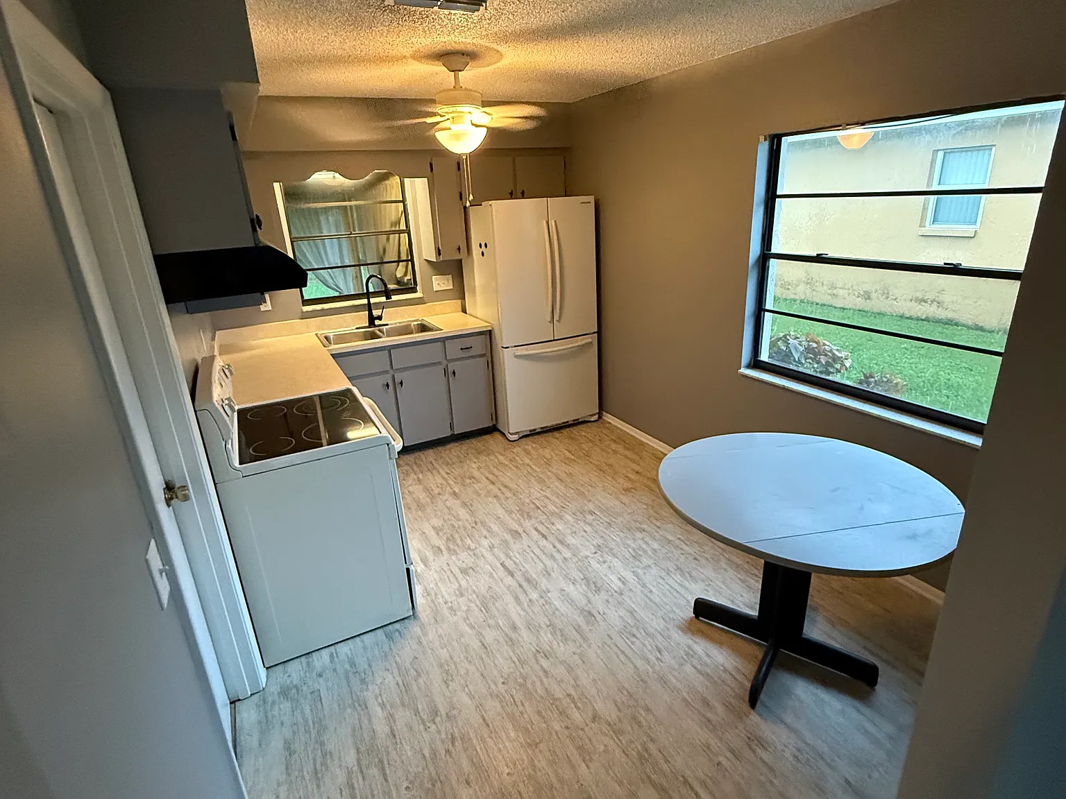 2 bed, 960 sqft, $1,600 — Photo 2