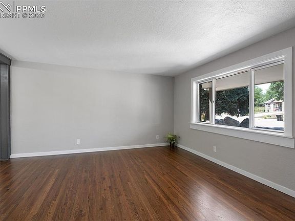 4th image of 403 Laclede Ave
