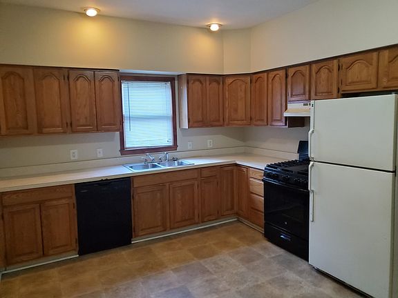 3rd image of 124 N Summit St APT 2