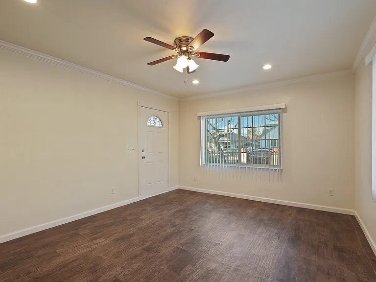 324 Flora St — Photo 11