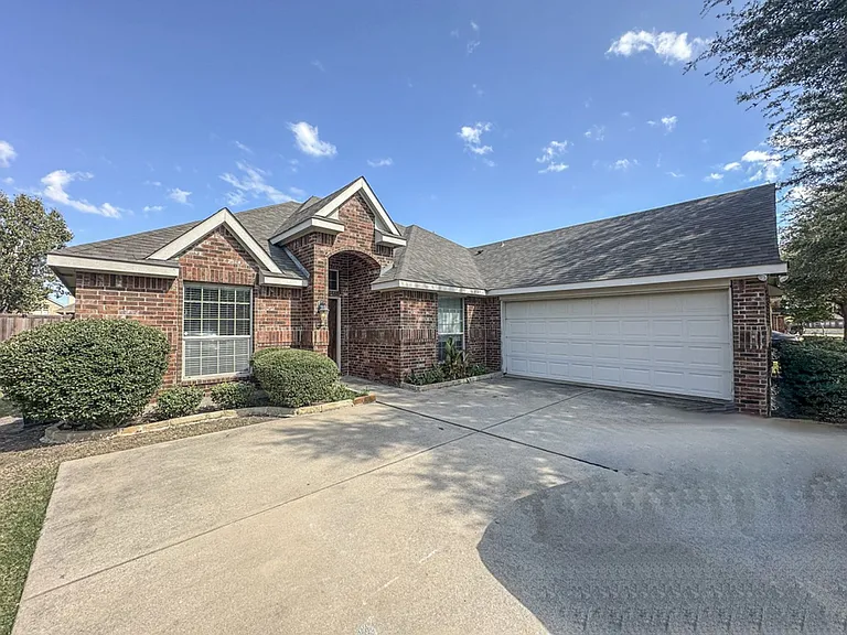 1715 Nestledown Dr — Photo 1