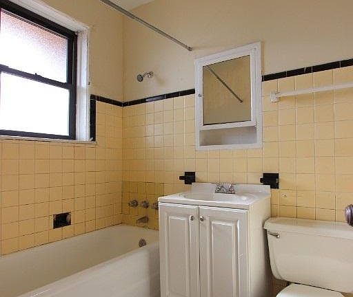 3rd image of 4407 N Wolcott Ave #44071B