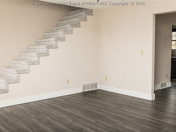 3rd image of 107 Woodbend Cv