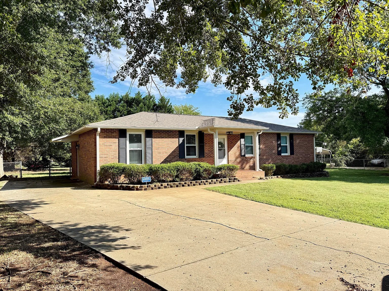 3 bed, 1.5 bath, 1325 sqft, $1,950 — Photo 2