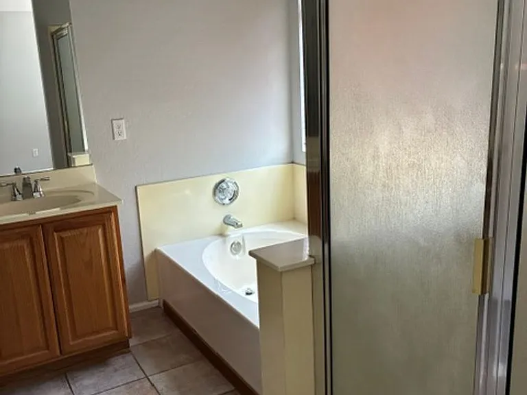 529 E Cantebria Dr — Photo 9