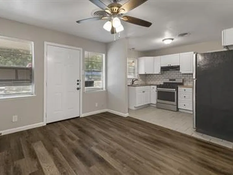 818 W Texas St — Photo 20