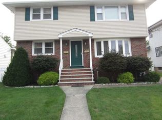 363 Woodcrest Pl, Saddle Brook, NJ 07663