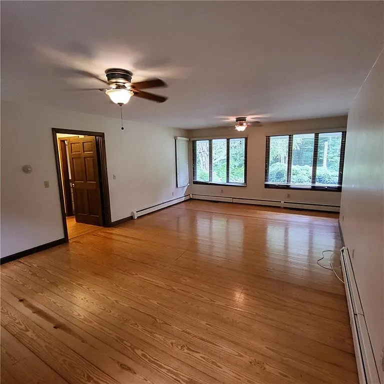 3 bed, 3.0 bath, 2710 sqft, $4,500 — Photo 2