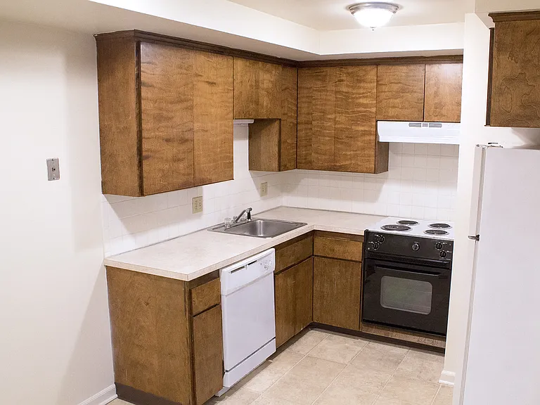 Berkley Manor Apartments — Photo 10
