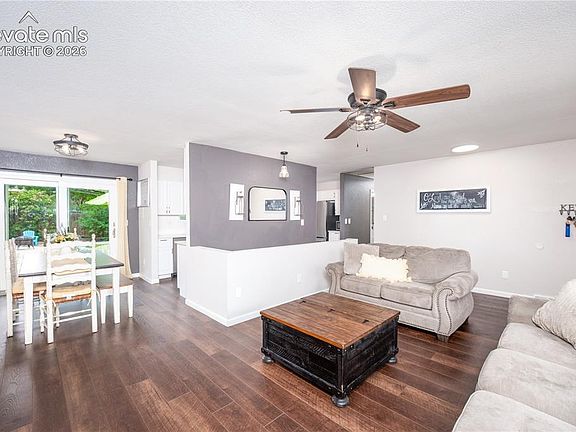 3rd image of 1911 Berkshire Ln