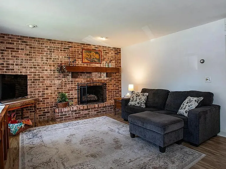 907 Rhue Haus Ln — Photo 5