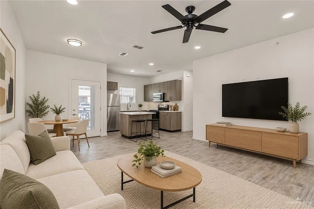 2 bed, 2.0 bath, 1000 sqft, $975 — Photo 1