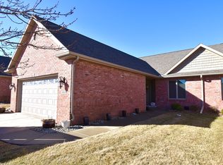 1915 Dunraven Rd, Bloomington, IL 61704