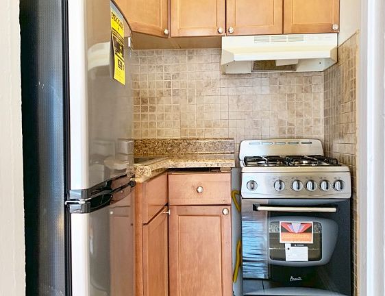 5th image of 130 W 72nd St APT 2