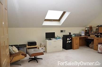 Large Loft w/ two skylights : Picture 1