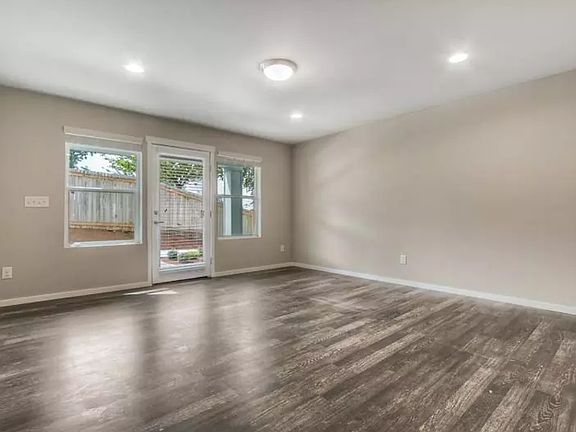 3rd image of 905 Sunset Blvd NE #2